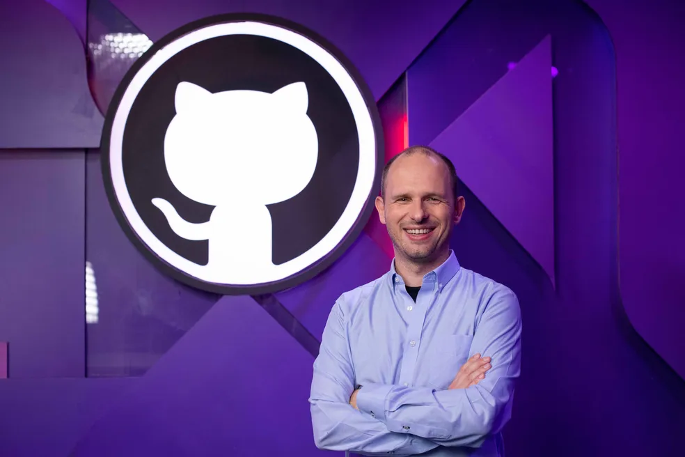 CEO do GitHub deixa cargo na Microsoft e retorna a jornada como fundador